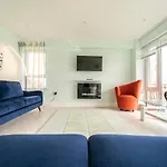 Luxurious Seaside Apartment