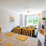 89 - Spacious Townhouse By Shortstays