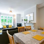 89 - Spacious Townhouse By Shortstays