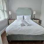 Luxury City Apartment - Sleeps 7