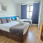 Cool Dockland Apt, Sleeps 5, With Parking