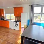 Cool Dockland Apt, Sleeps 5, With Parking