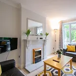131 - Spacious 2 Bed Apt With Parking