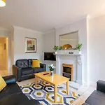 131 - Spacious 2 Bed Apt With Parking