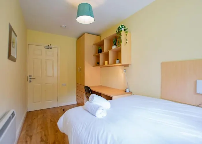 127 - Lovely 2 Bed Apartment With Parking