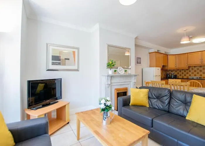 89 - Spacious Townhouse By Shortstays