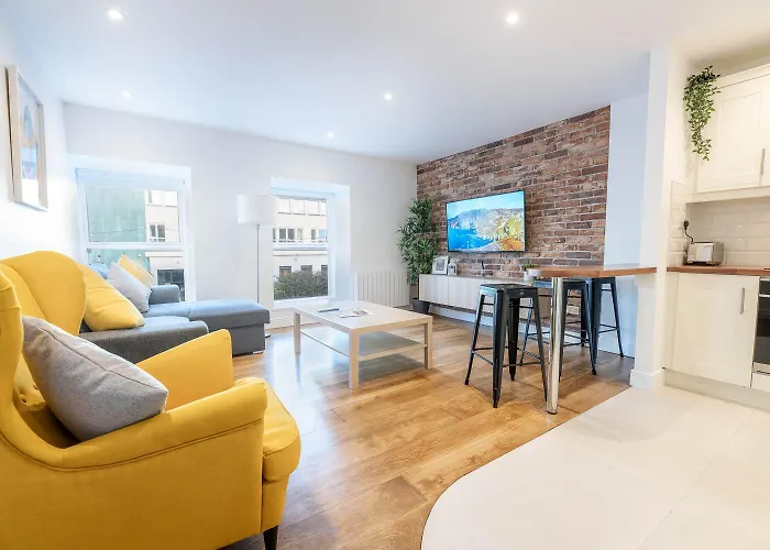 Modern Canal View Home, In City Centre, Sleeps 8