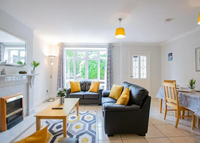 131 - Spacious 2 Bed Apt With Parking