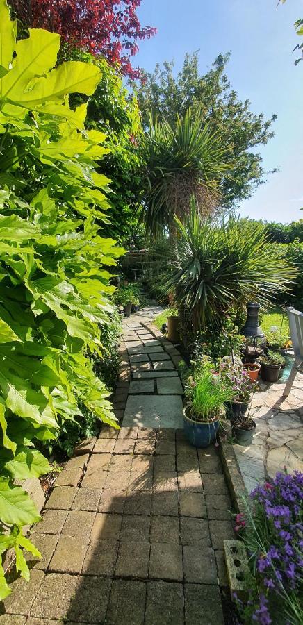 124 ,castlelawn Heights, Headford Road Homestay *