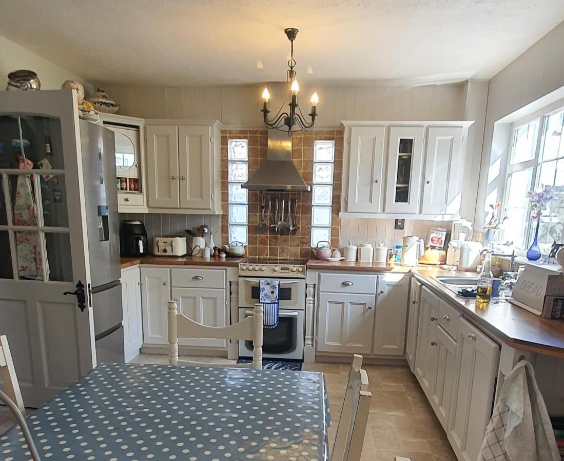 124 ,castlelawn Heights, Headford Road Homestay