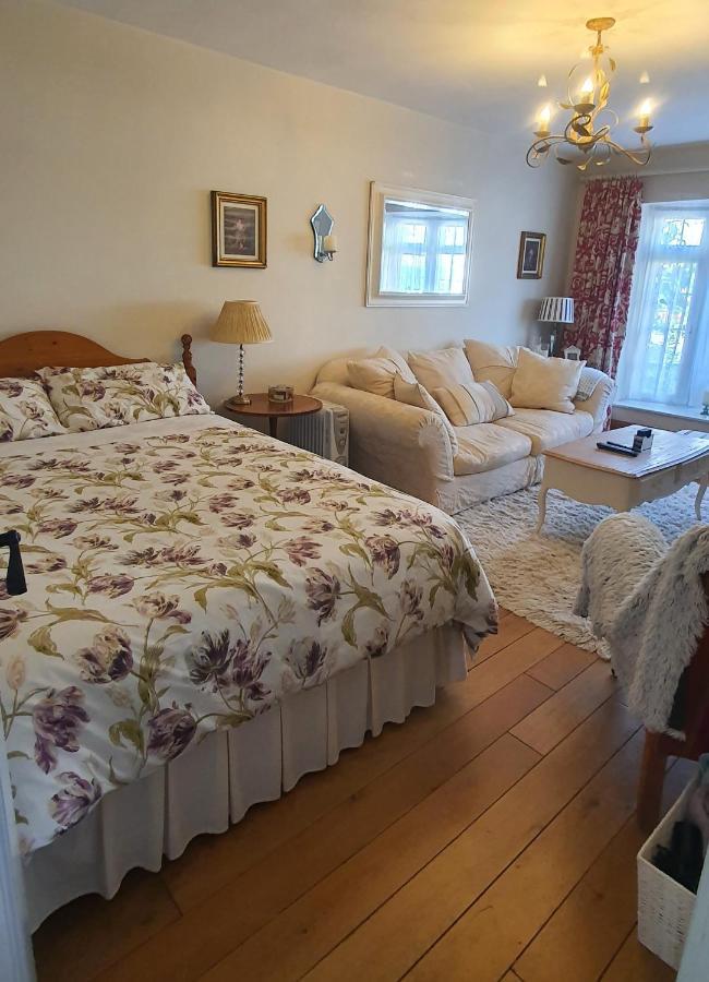 124 ,castlelawn Heights, Headford Road Homestay