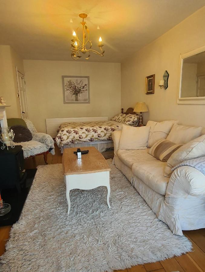 124 ,castlelawn Heights, Headford Road Homestay