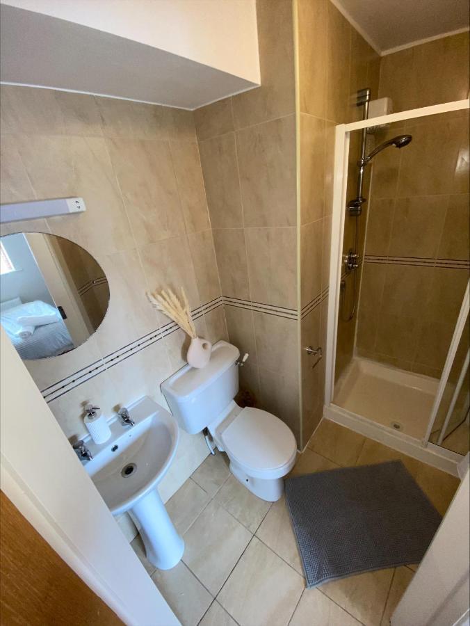 Cosy 4 Bedroom House With Rear Garden Patio *