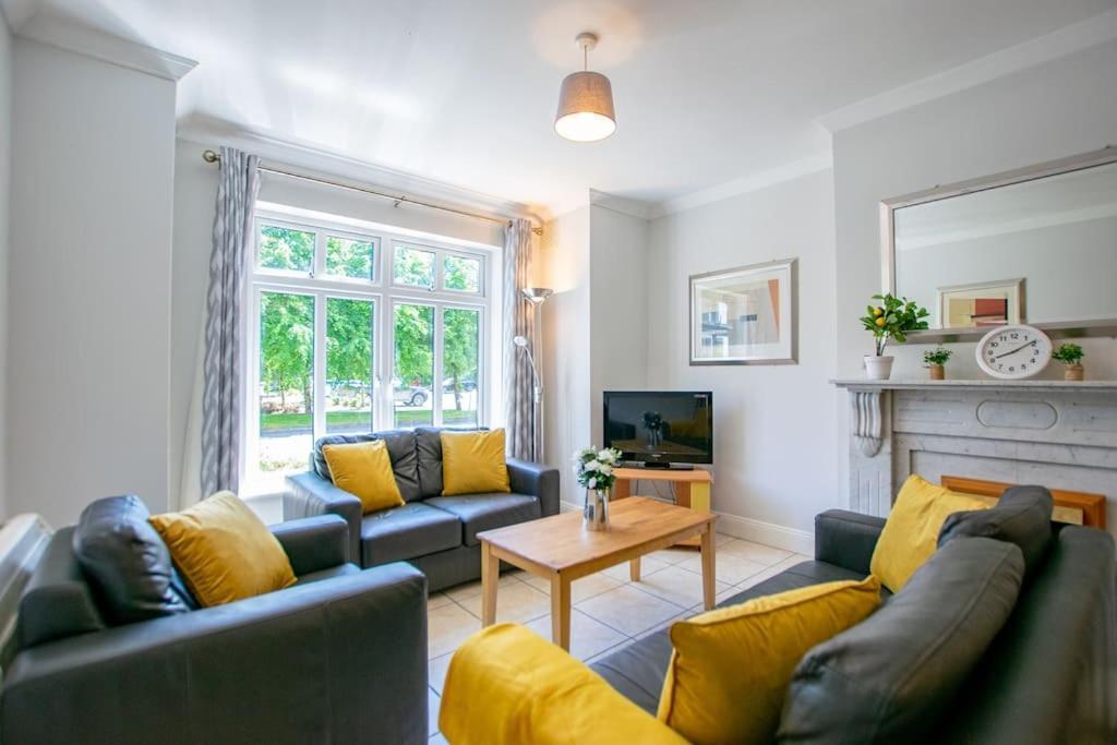 89 - Spacious Townhouse By Shortstays Holiday home *