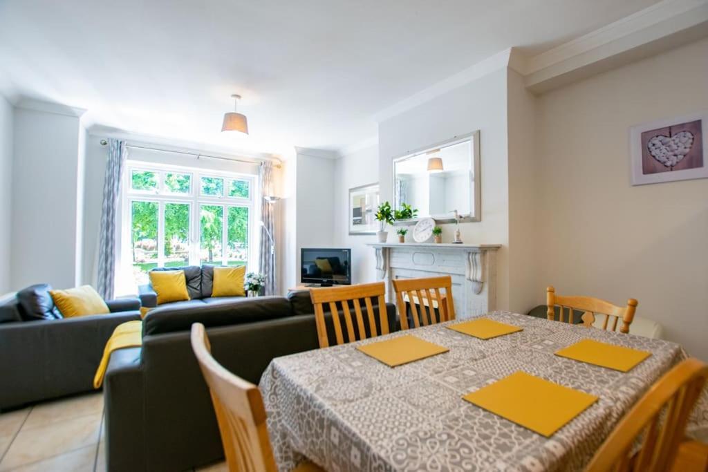 Holiday home 89 - Spacious Townhouse By Shortstays Galway