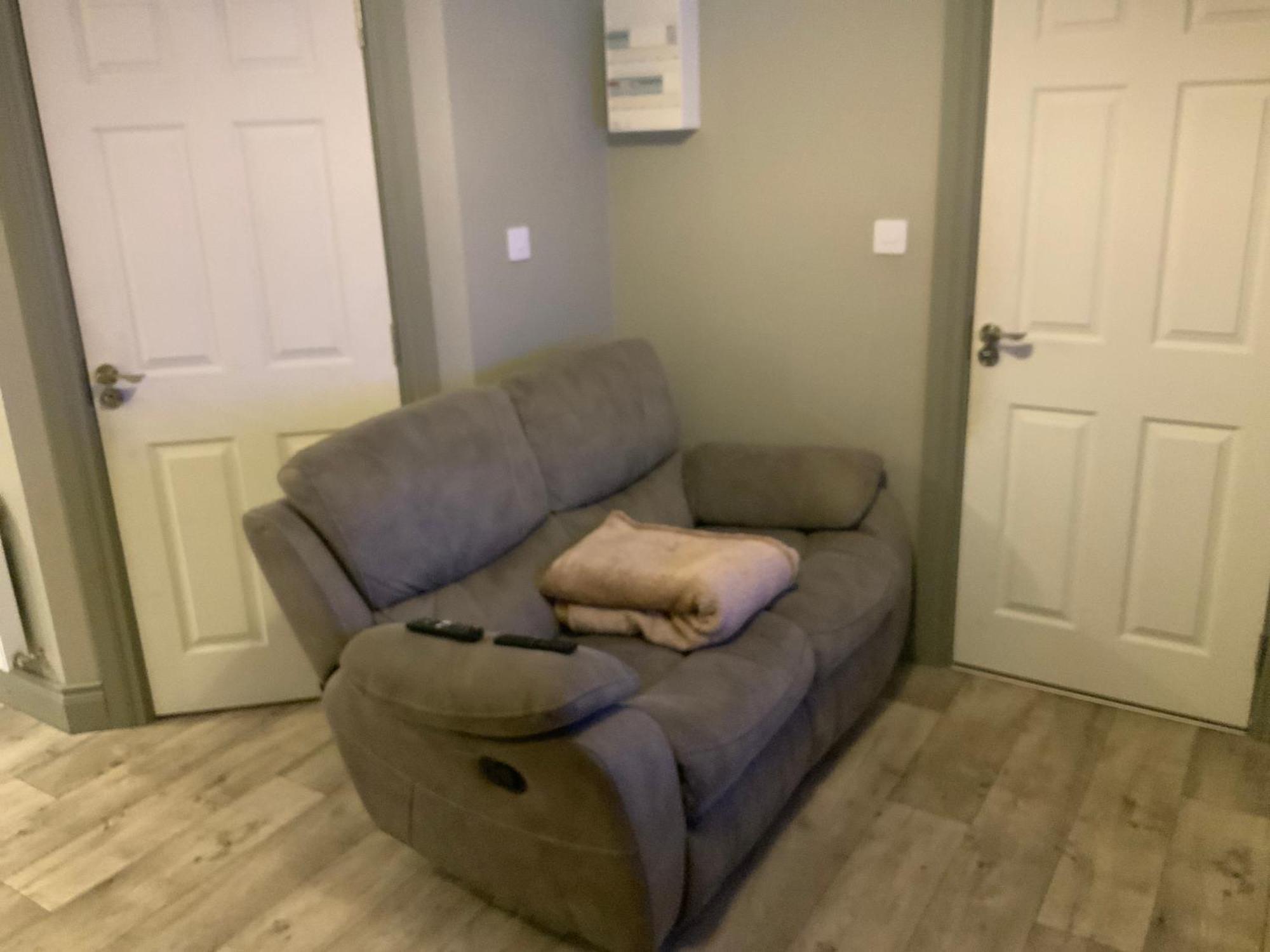 Cozy Small 1 Bedroom Apartment *