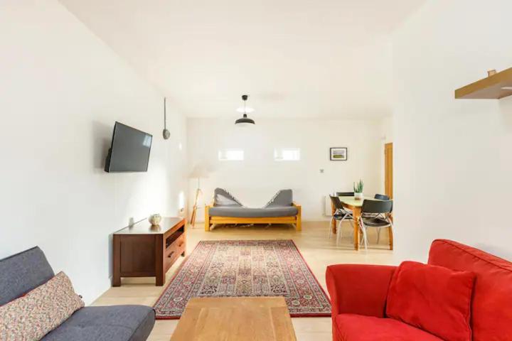 Spacious Modern One Bedroom *
