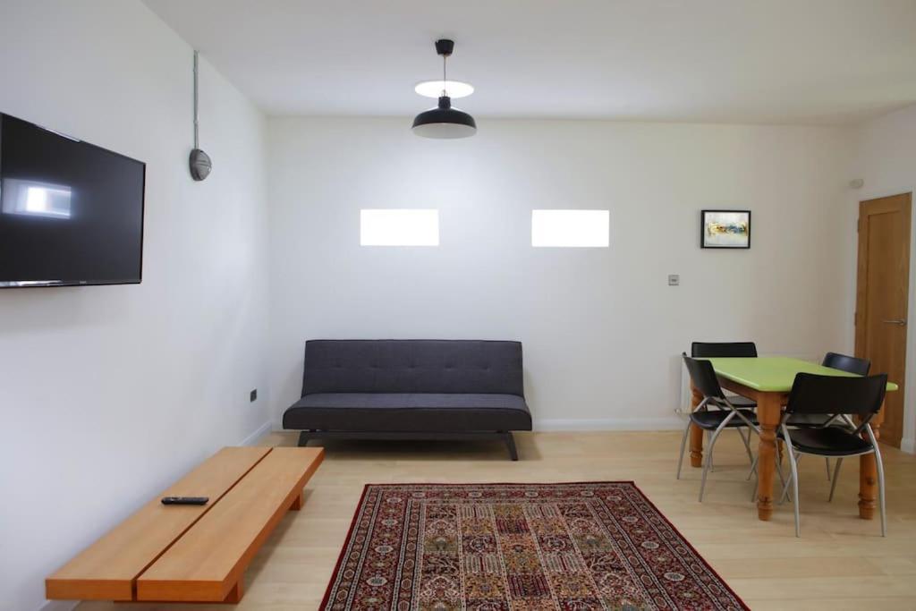 Spacious Modern One Bedroom *