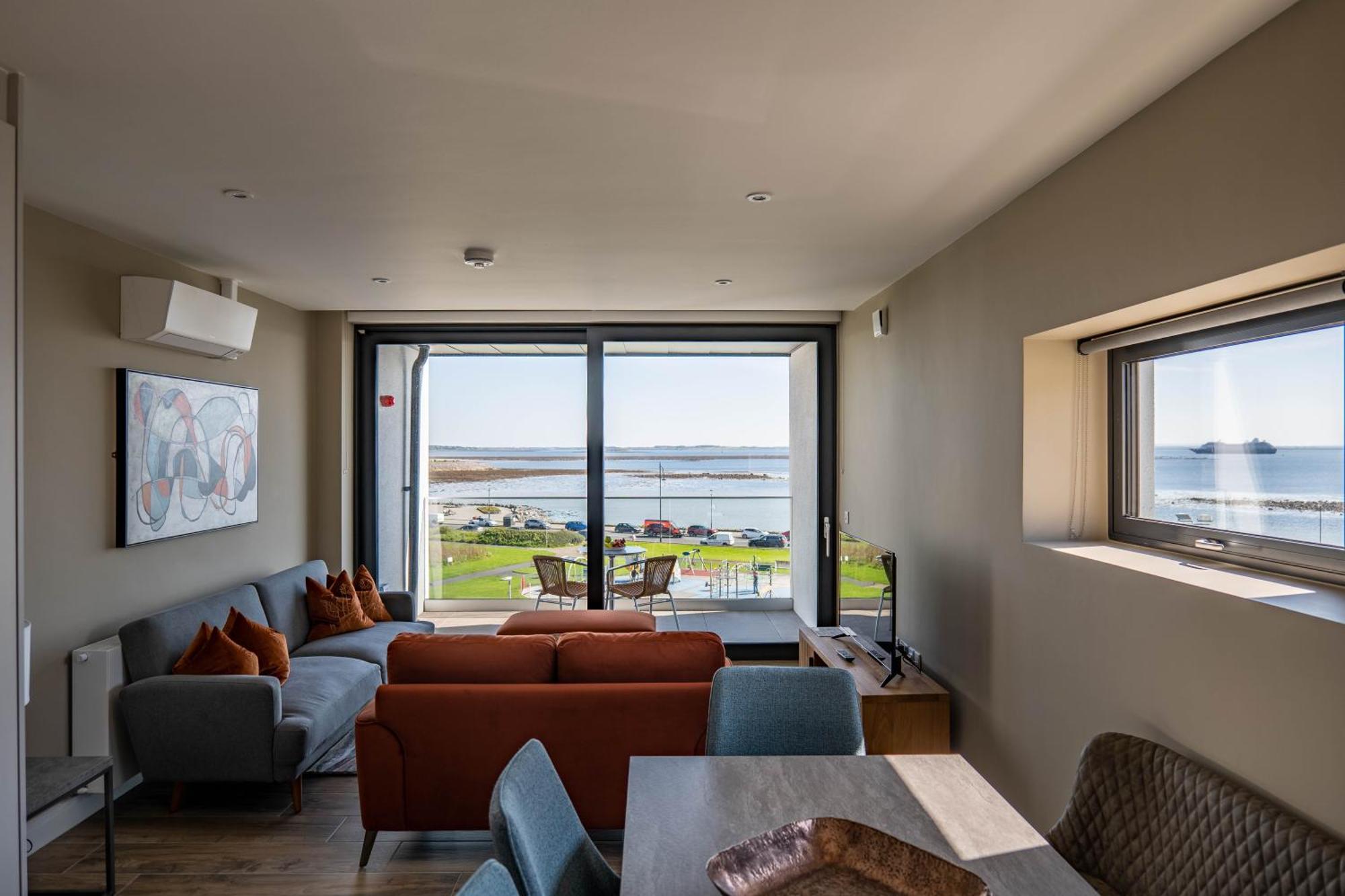 Shoreline Apartment *