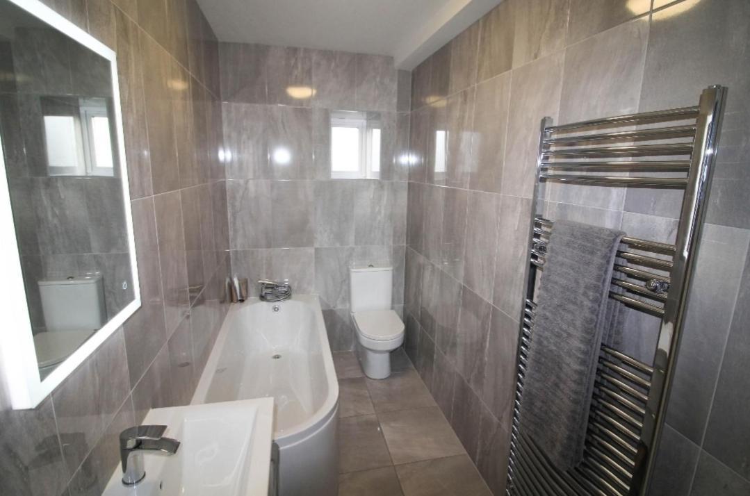 Stylish Spacious 4 Bedroom House Apartment *