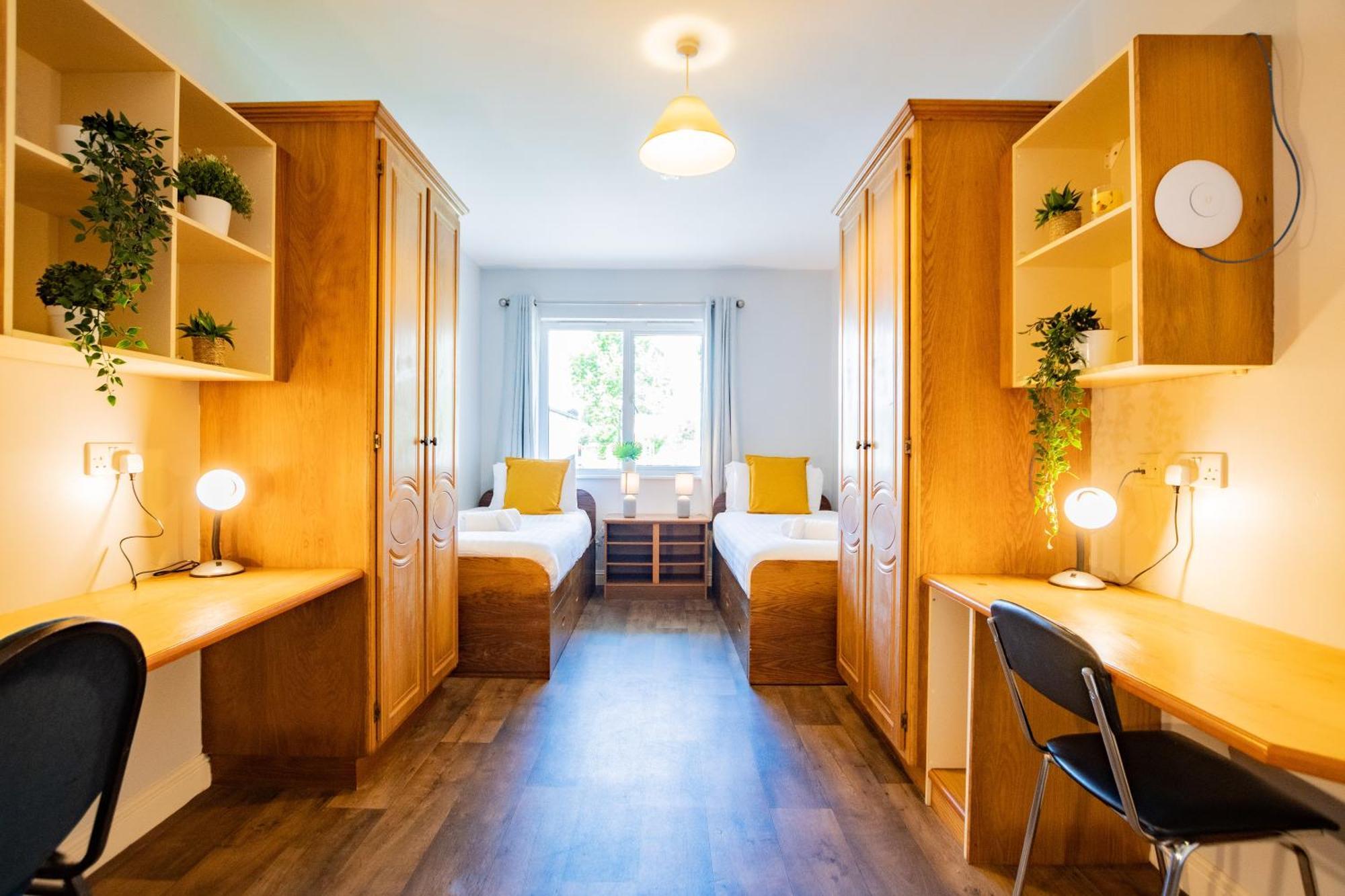 65 - Spacious Three Bed Apartment *