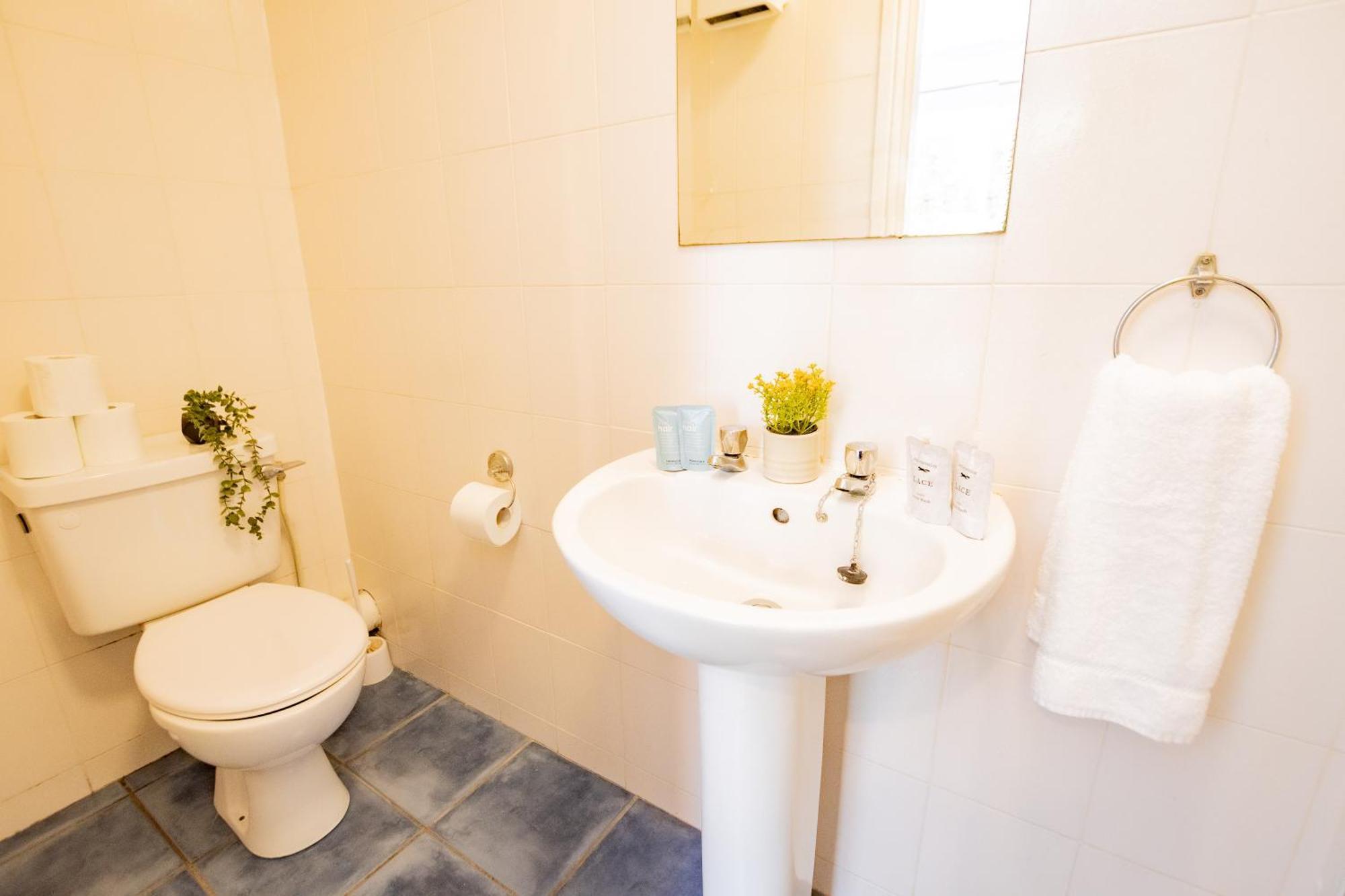 65 - Spacious Three Bed Apartment