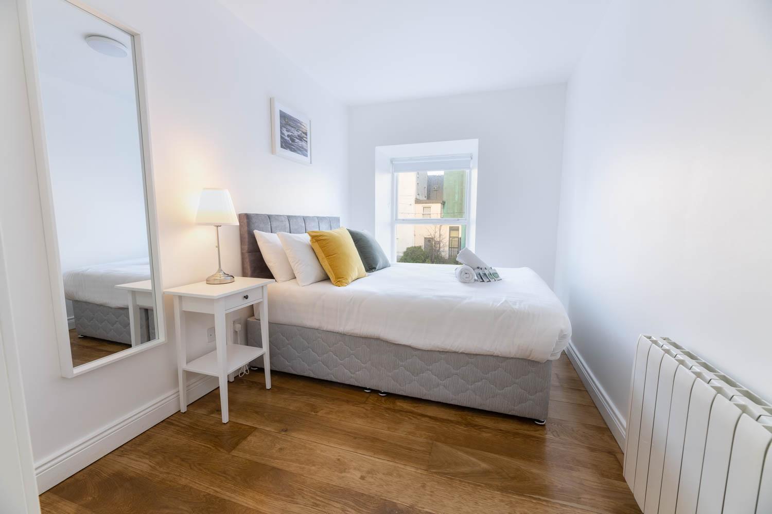 Apartment Modern Canal View Home, In Centre, Sleeps 8 *