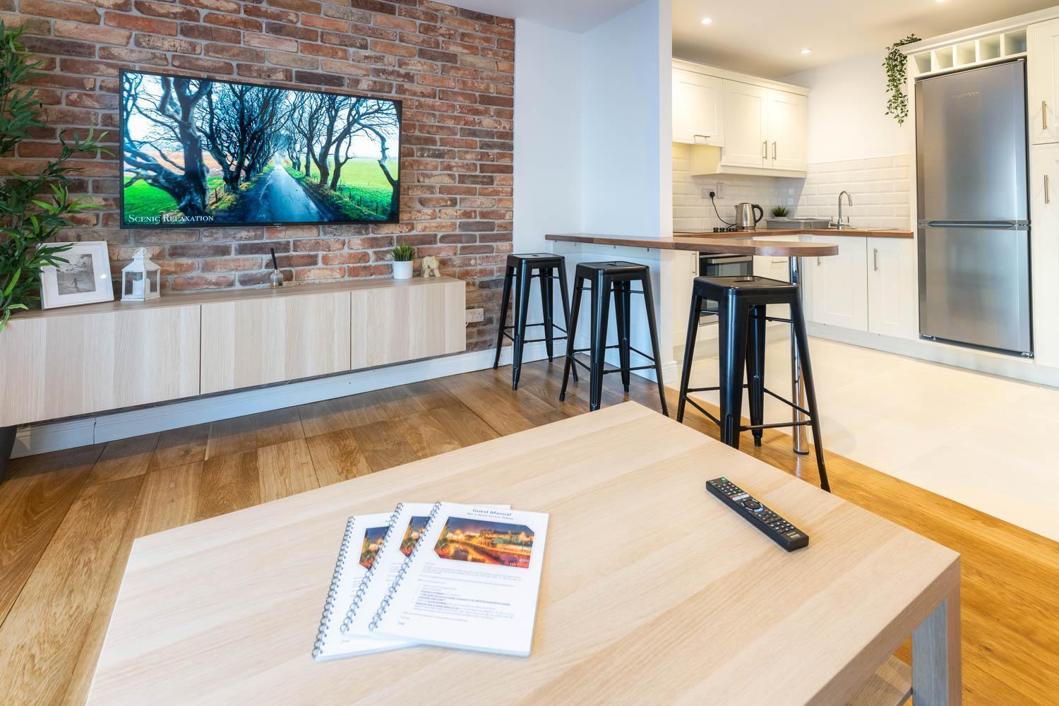 Modern Canal View Home, In Centre, Sleeps 8 Galway