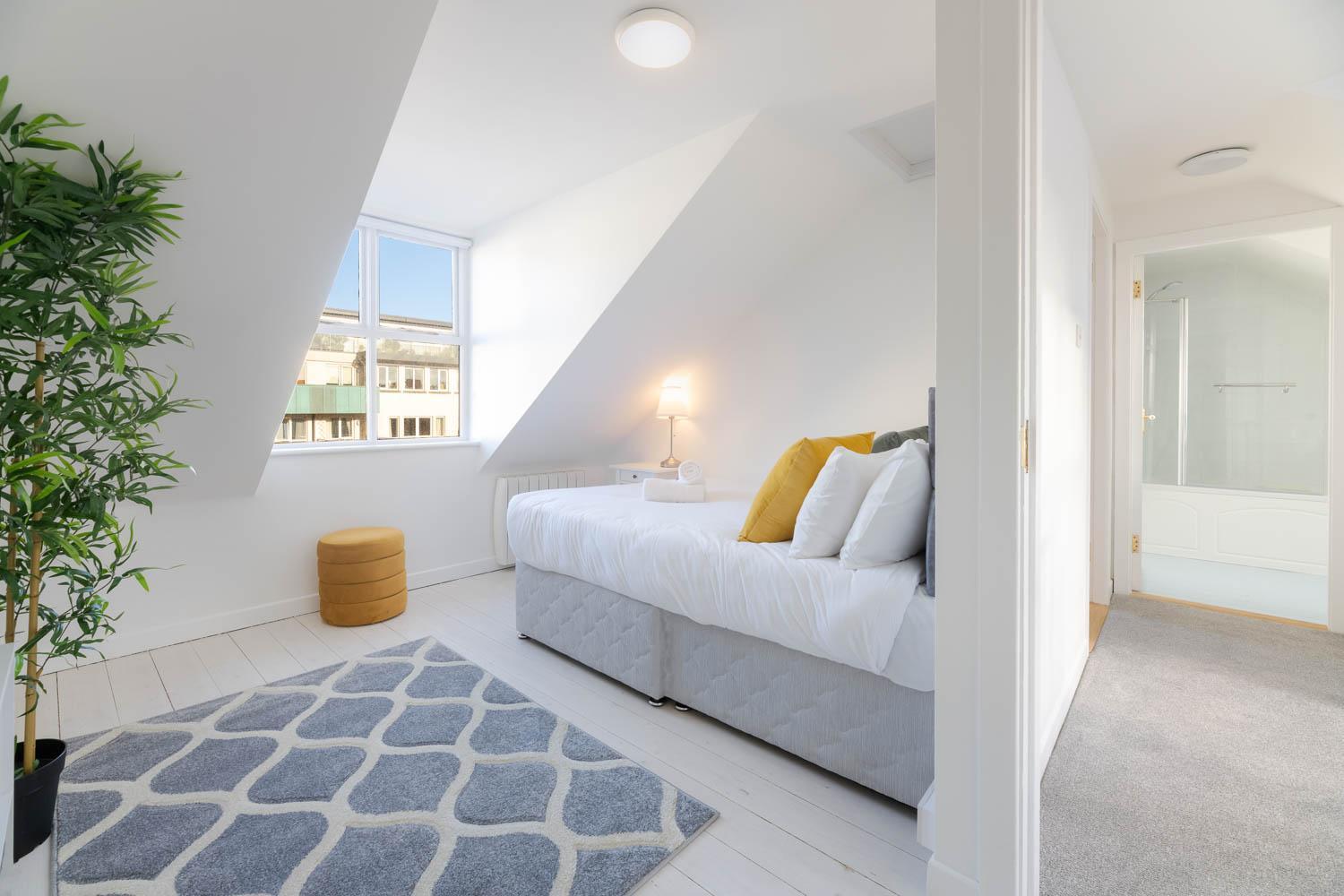 Modern Canal View Home, In Centre, Sleeps 8 *