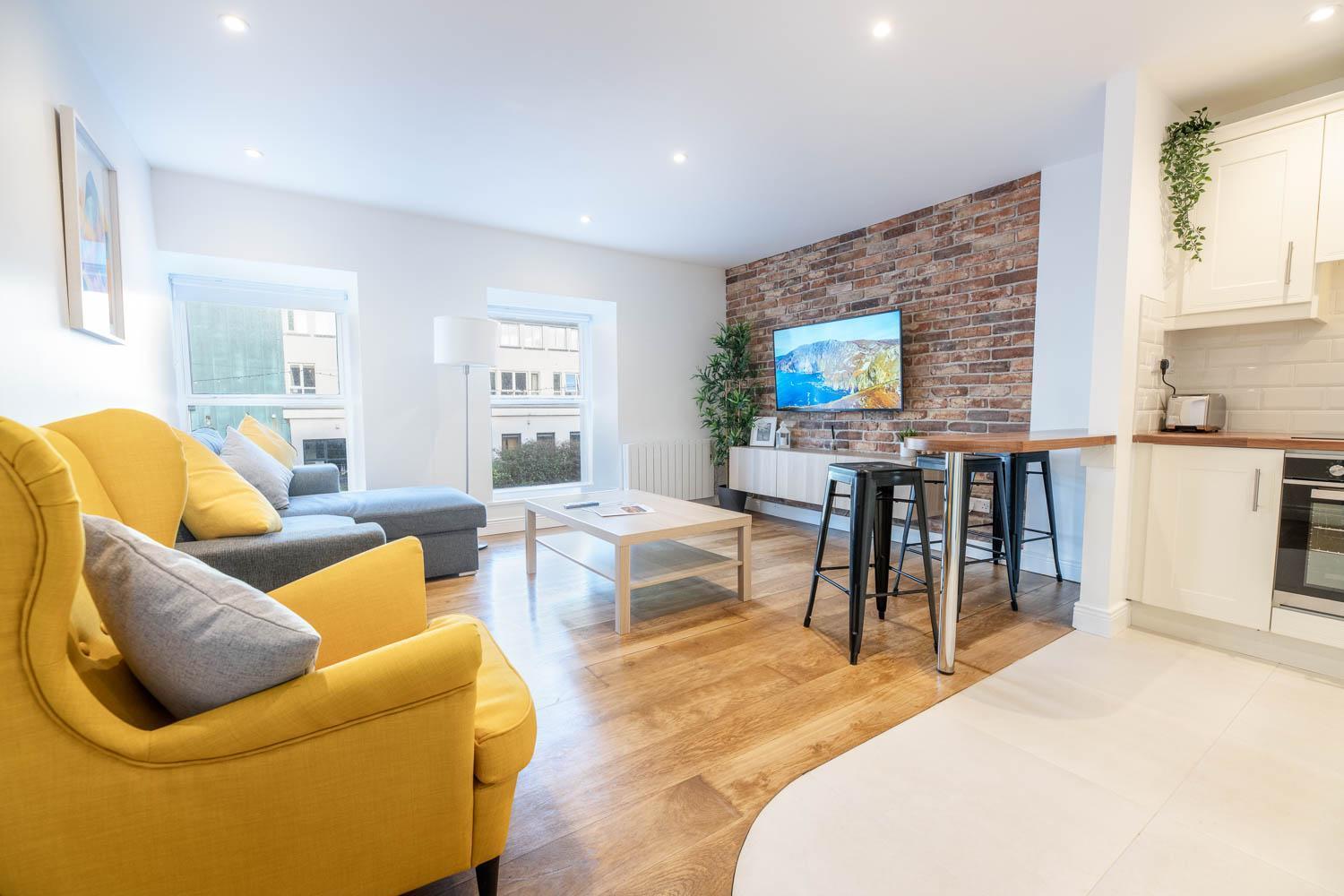 Apartment Modern Canal View Home, In Centre, Sleeps 8