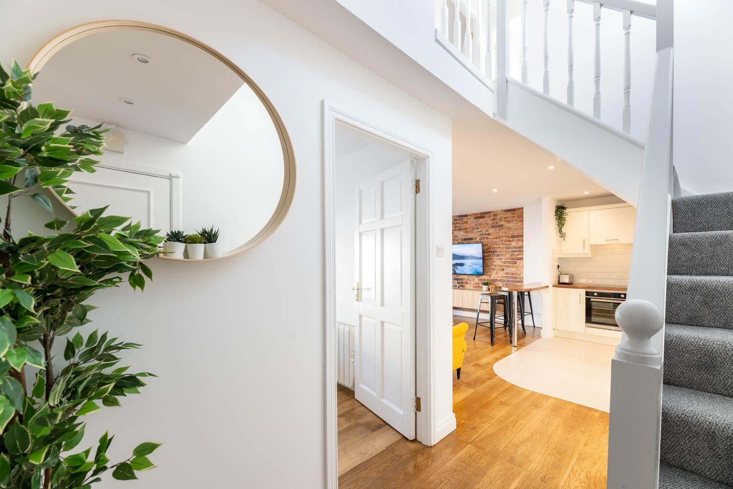 Modern Canal View Home, In Centre, Sleeps 8 Apartment *
