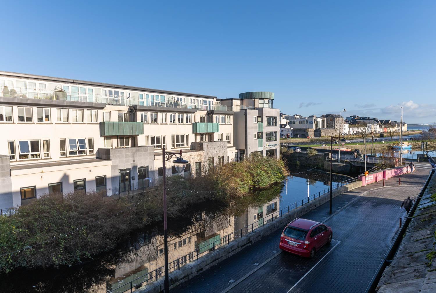Apartment Modern Canal View Home, In Centre, Sleeps 8 *