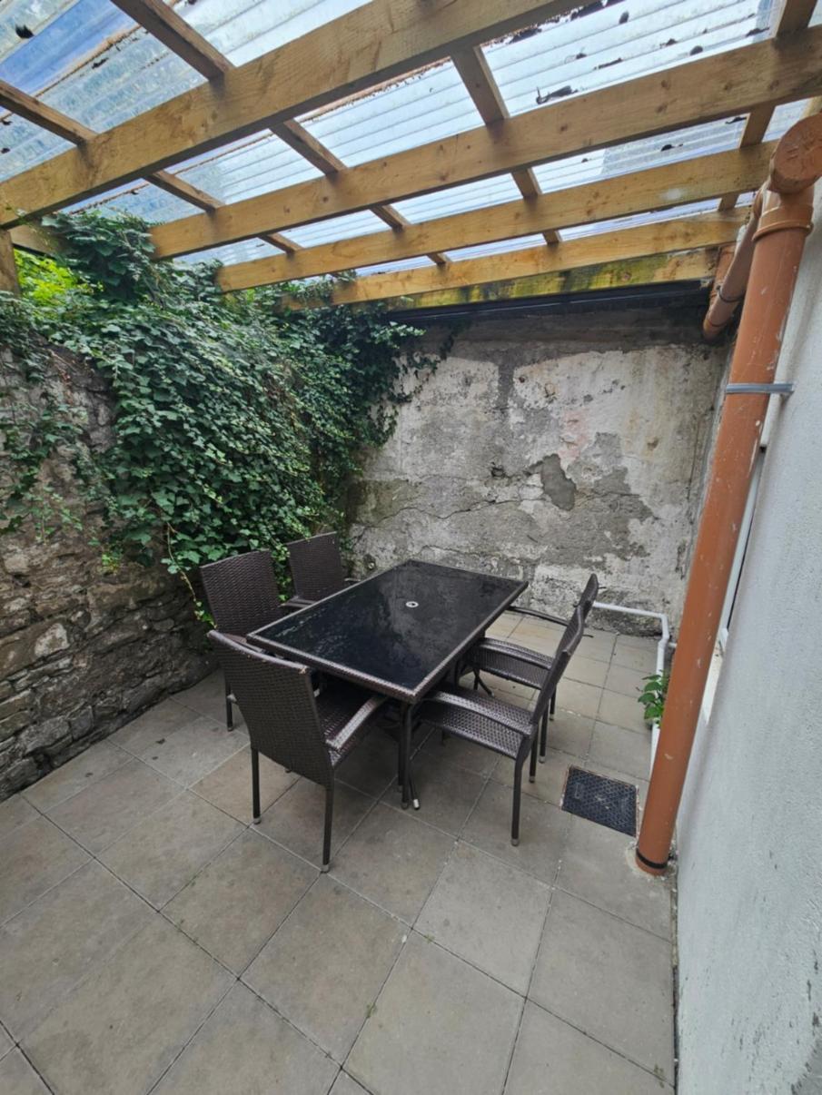 Apartment 5 Eyre Square Lane