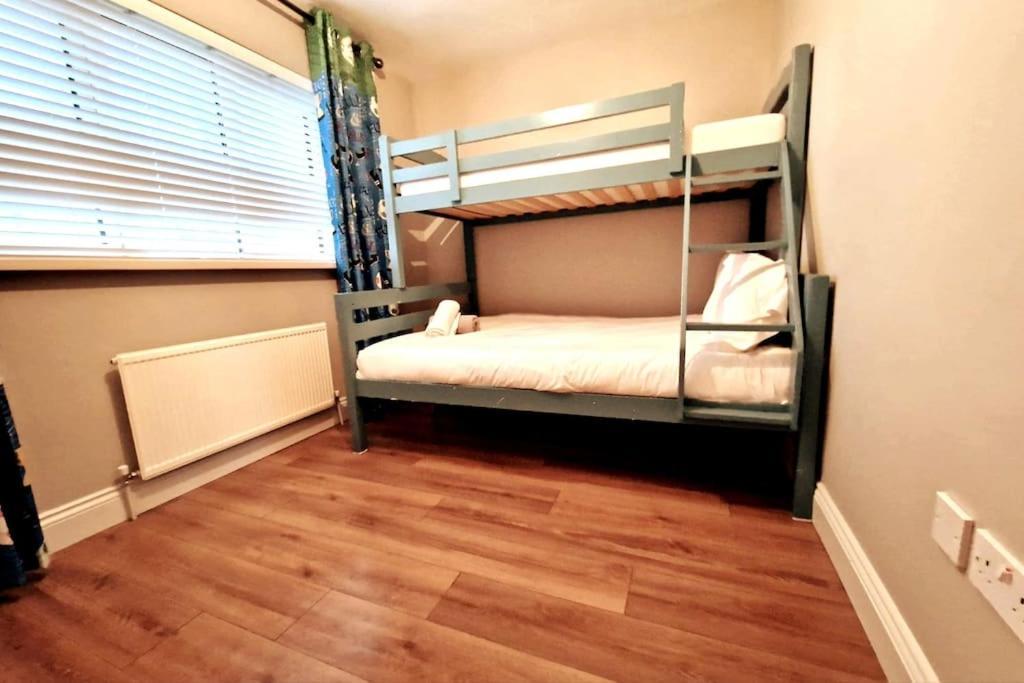 Apartment Your - Four Bed With Parking!