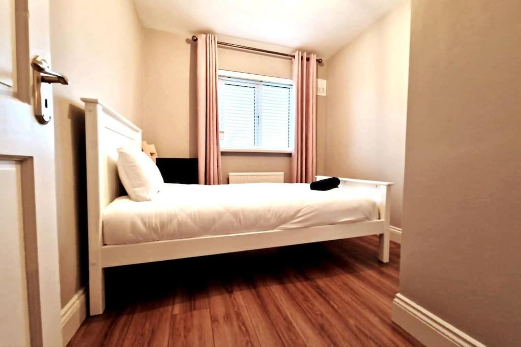 Your - Four Bed With Parking! Apartment