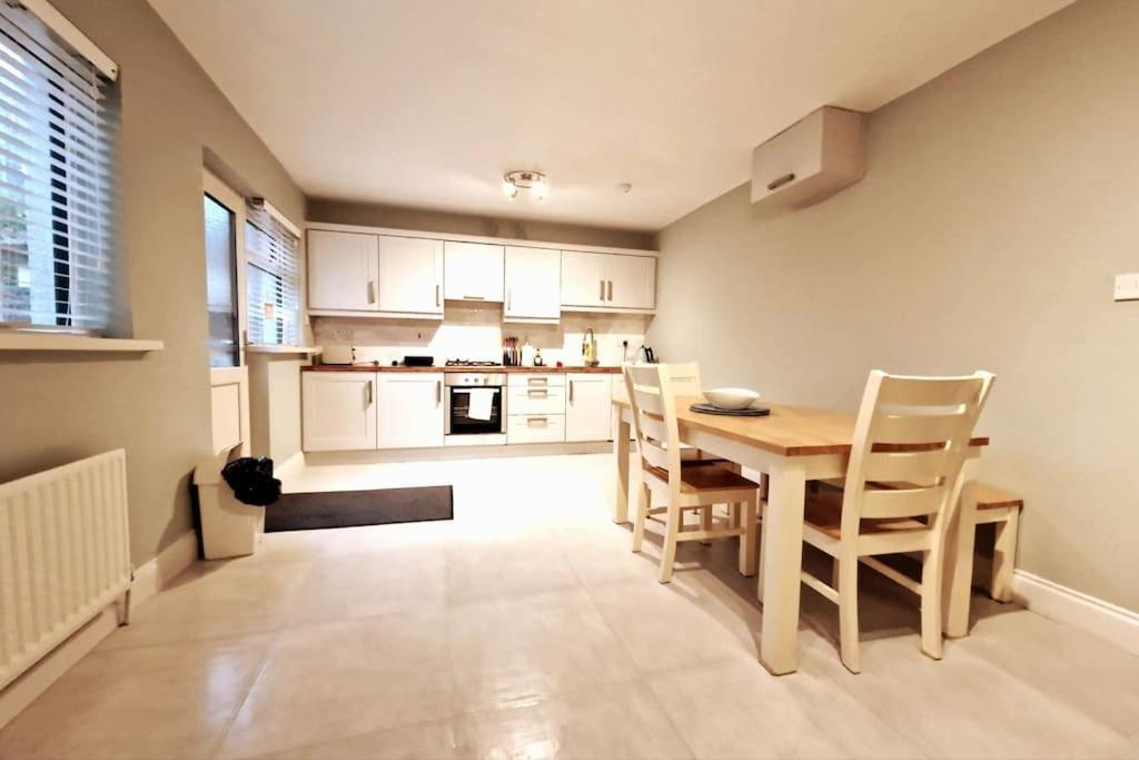 Apartment Your - Four Bed With Parking! *