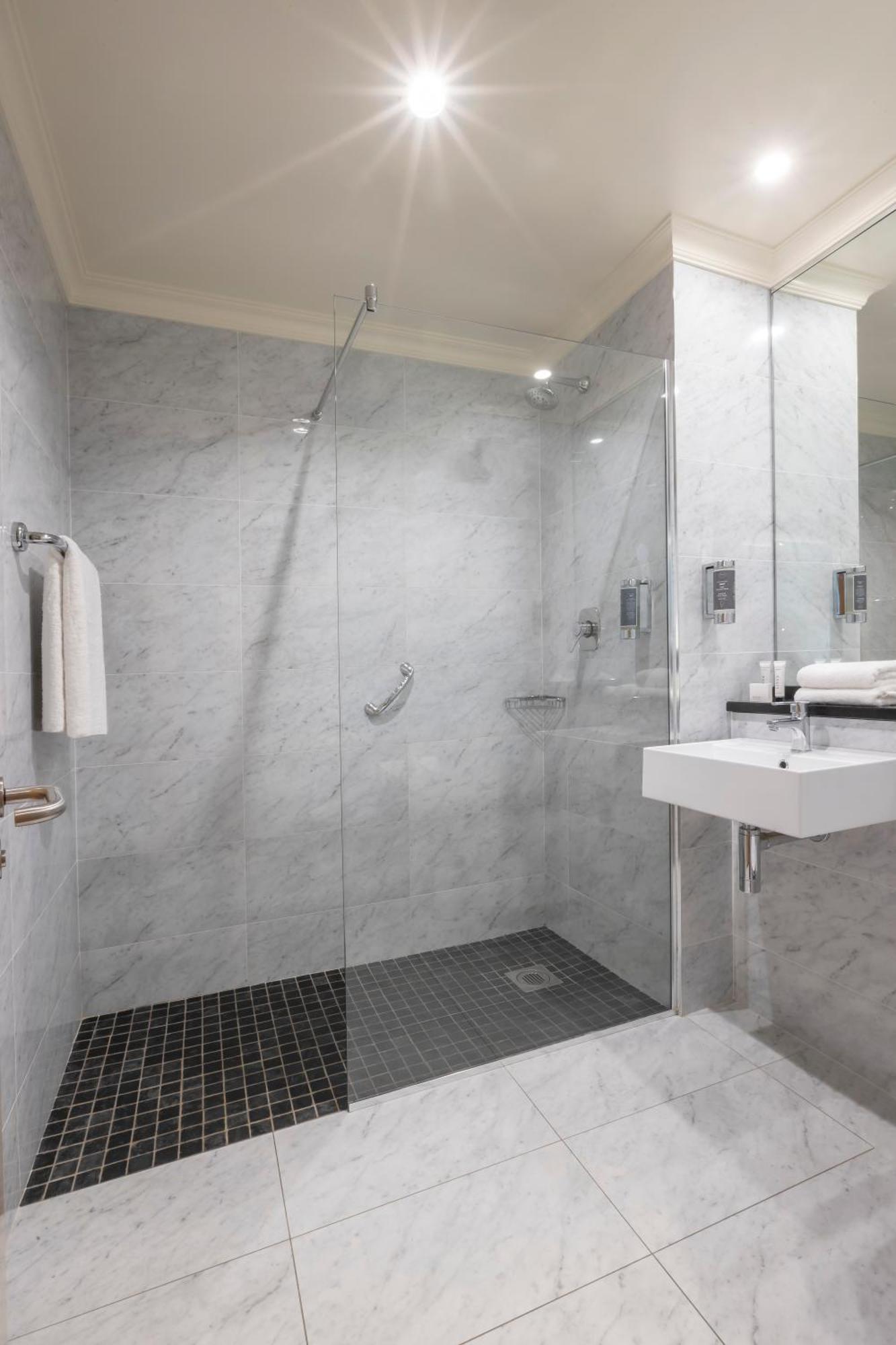 Eyre Square Hotel 3*