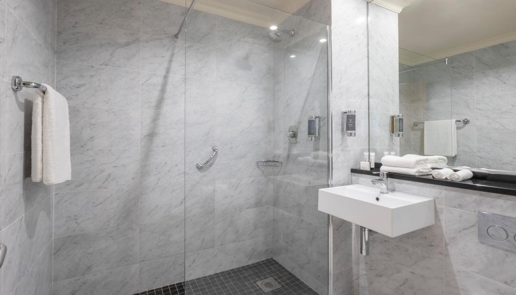 Eyre Square 3*