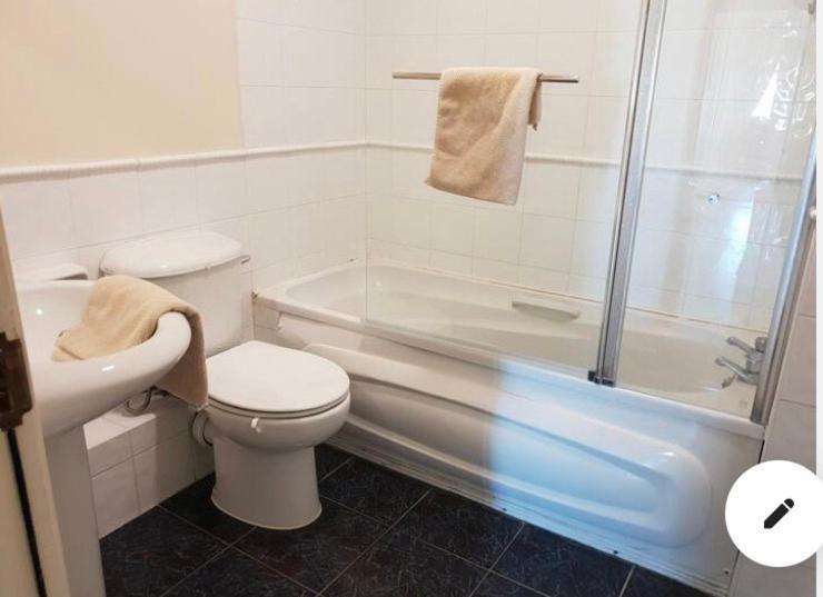 Cool Dockland Apt, Sleeps 5, With Parking Galway