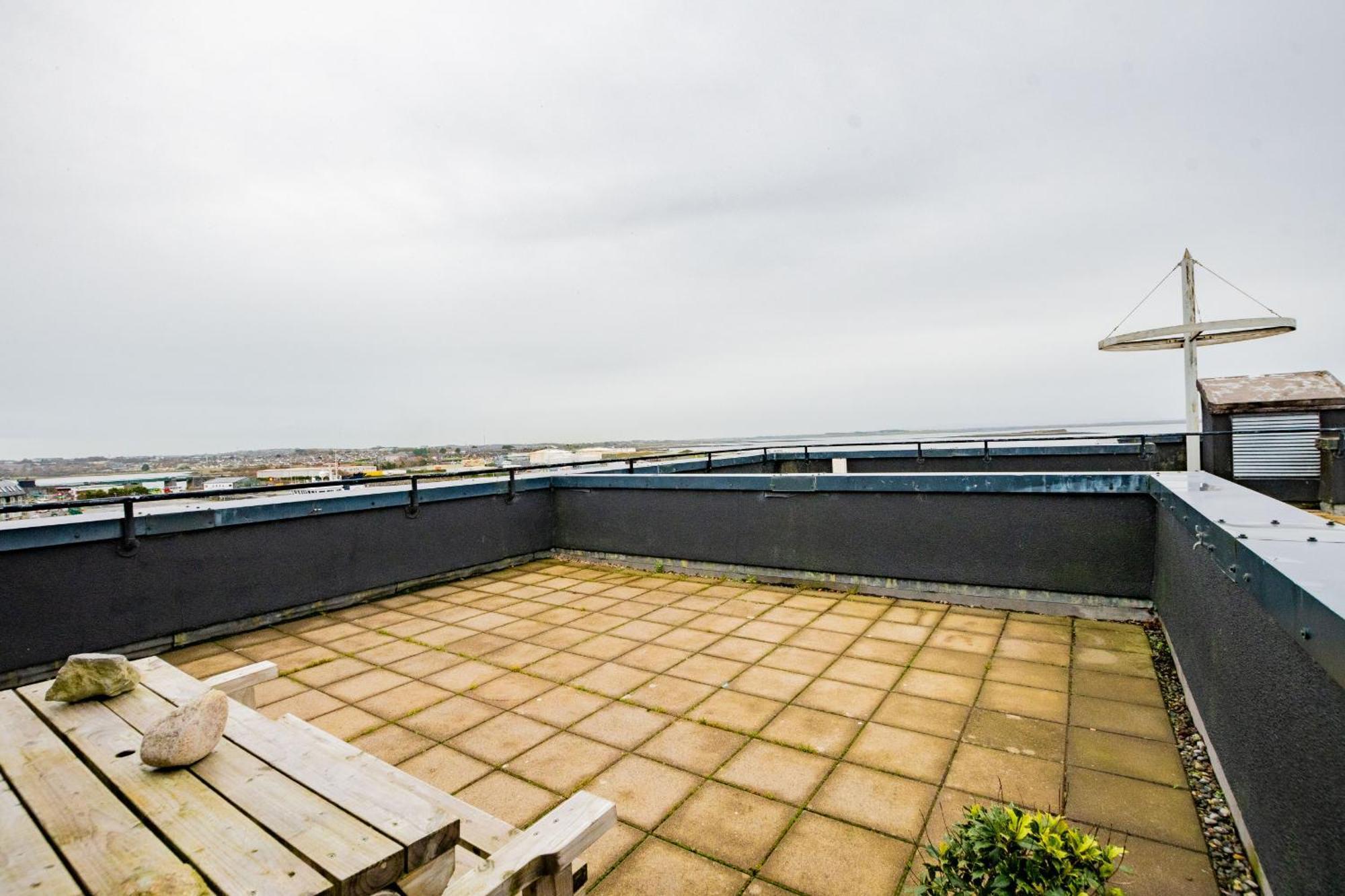Dockside Penthouse - Free Parking Apartment *