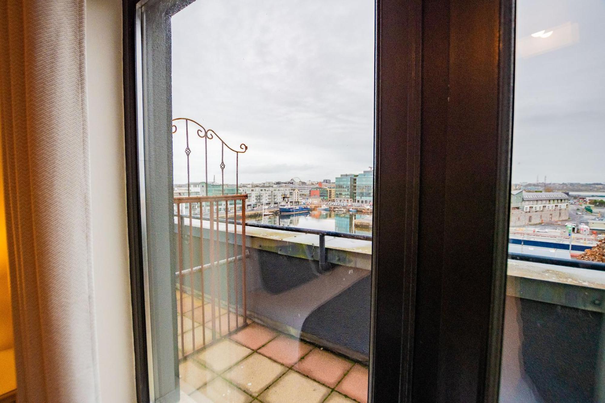Dockside Penthouse - Free Parking Apartment *