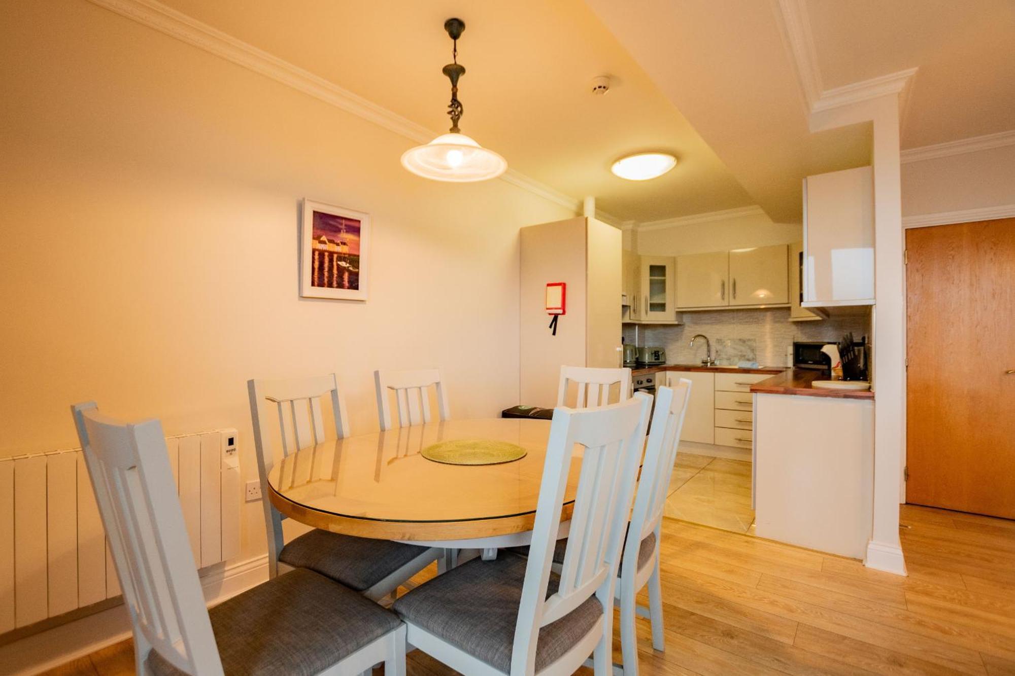 Dockside Penthouse - Free Parking Apartment