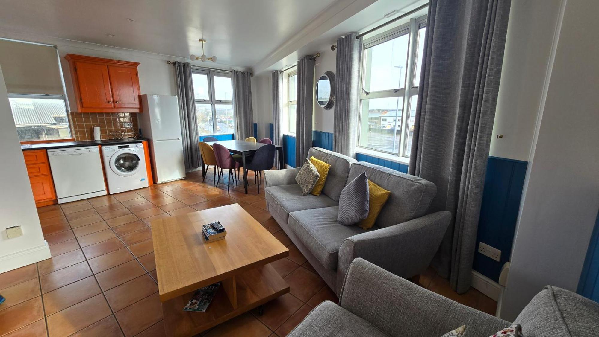 Cool Dockland Apt, Sleeps 5, With Parking Apartment Galway