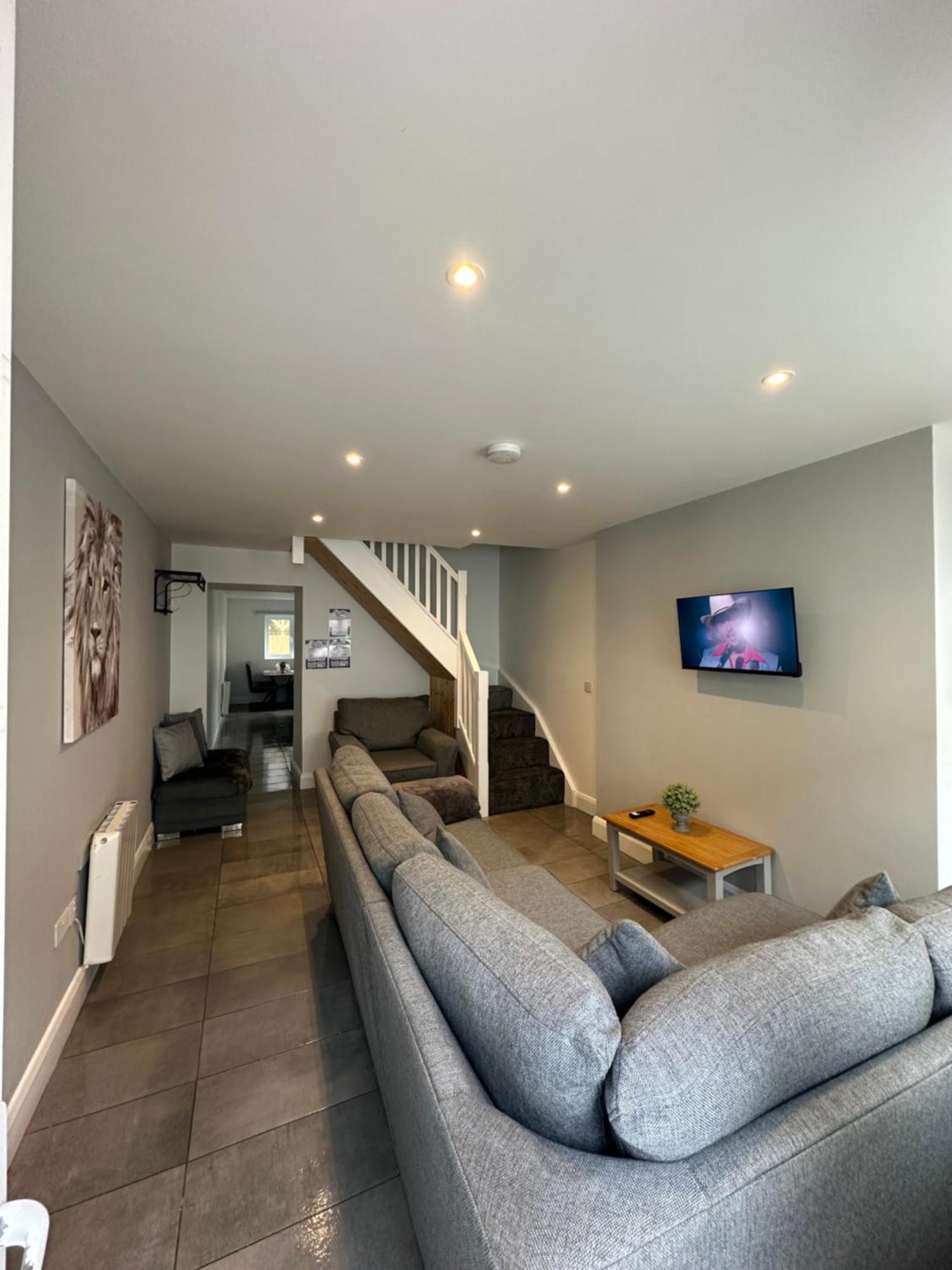 Apartment 8 Eyre Square Lane *