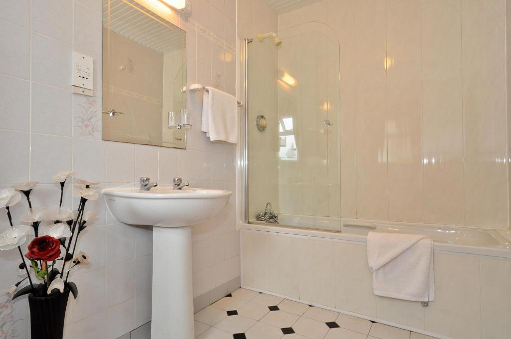 College Crest House 3*