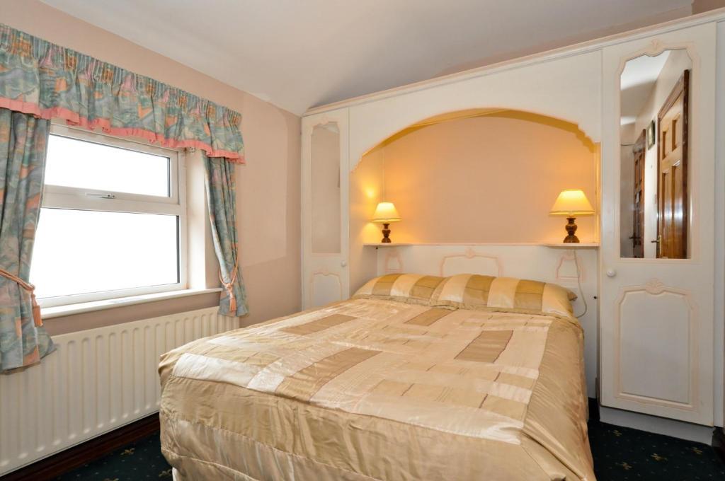 College Crest House 3* Galway
