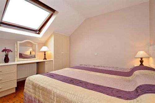 College Crest House Bed & Breakfast Galway
