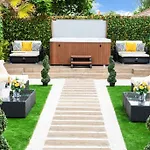 Luxury Cottage - City Center - Large Garden With Hot Tub -7 Bedrooms-4 Bathrooms