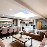 Luxury Cottage - City Center - Large Garden With Hot Tub -7 Bedrooms-4 Bathrooms