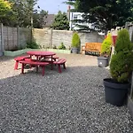 5 College Crescent